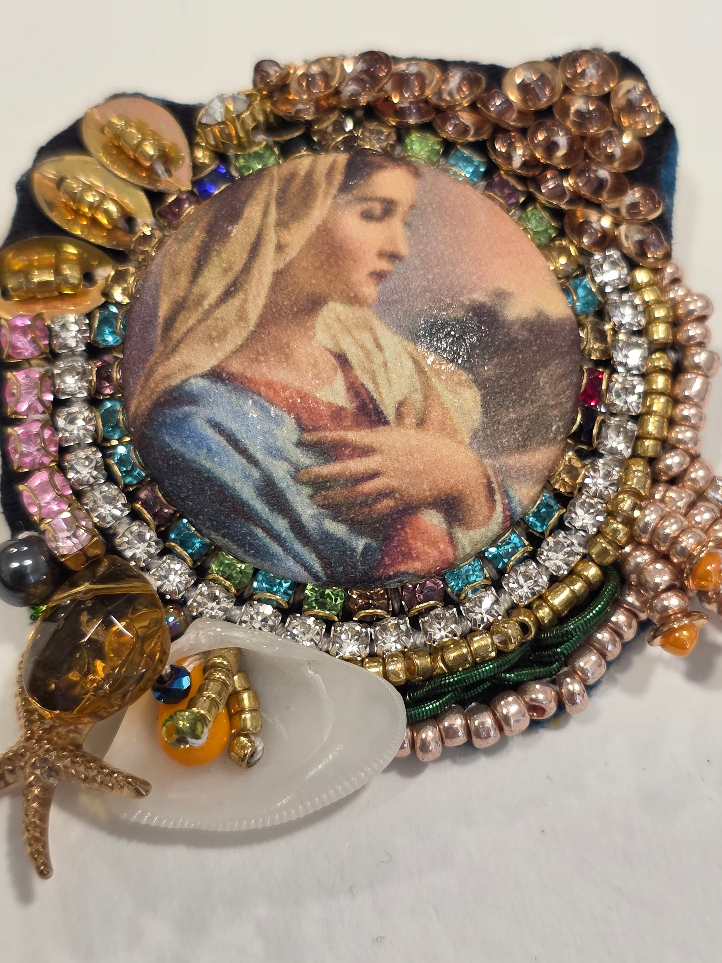 MADONE AUX PERLES & COQUILLAGES