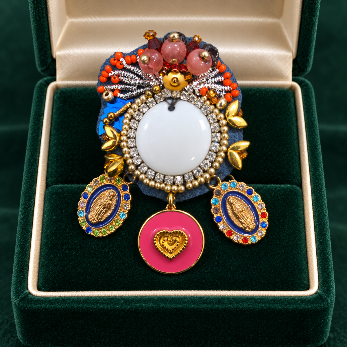 Broche Madame Manouche – pièce unique brodée à la main
