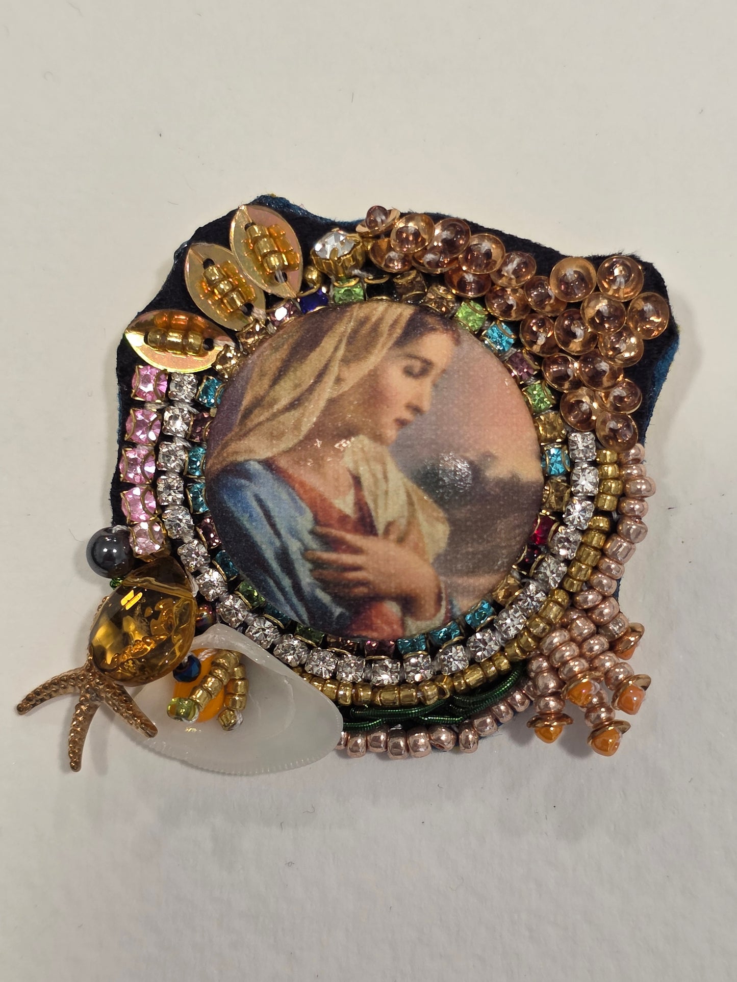 MADONE AUX PERLES & COQUILLAGES