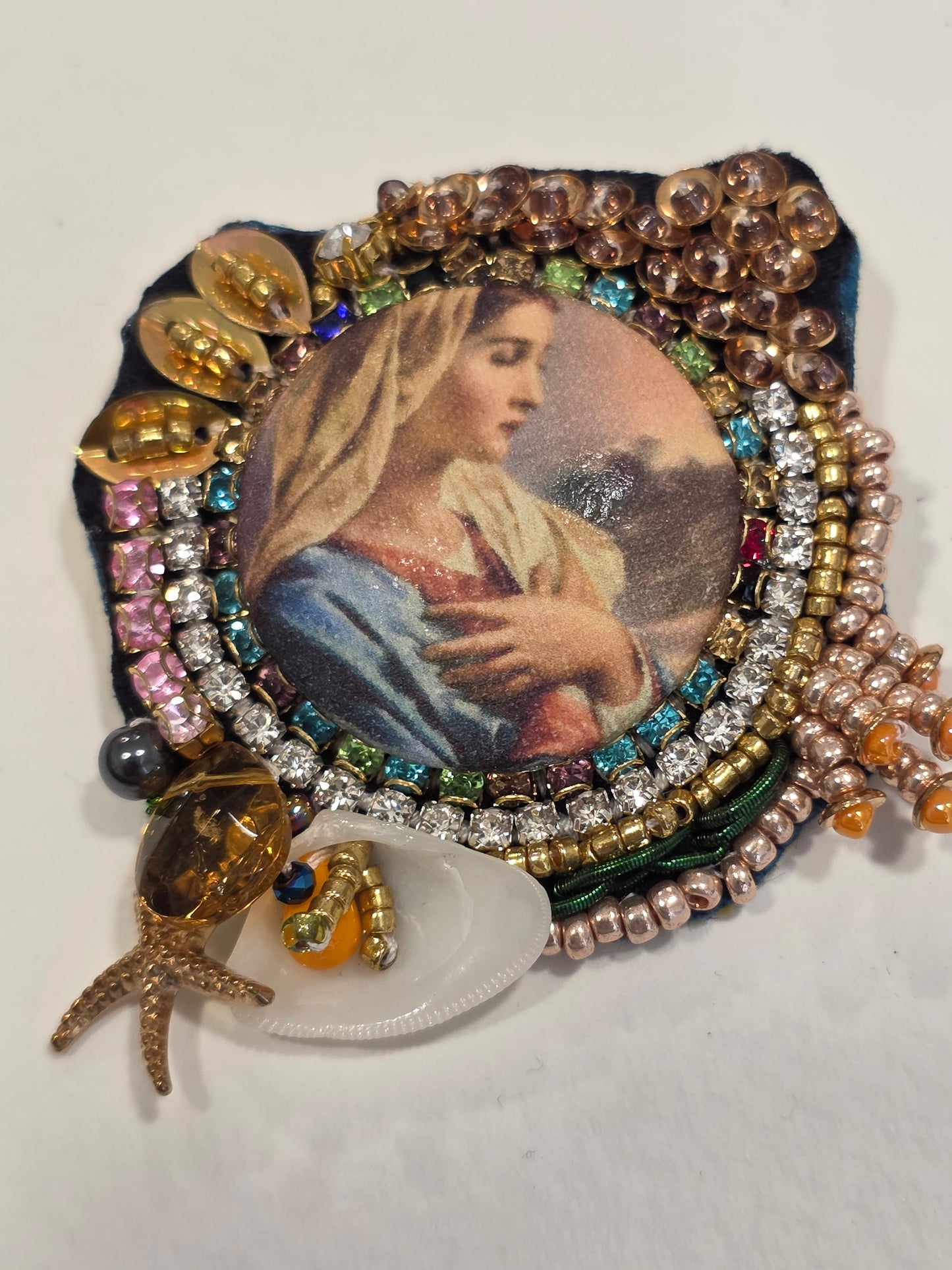 MADONE AUX PERLES & COQUILLAGES