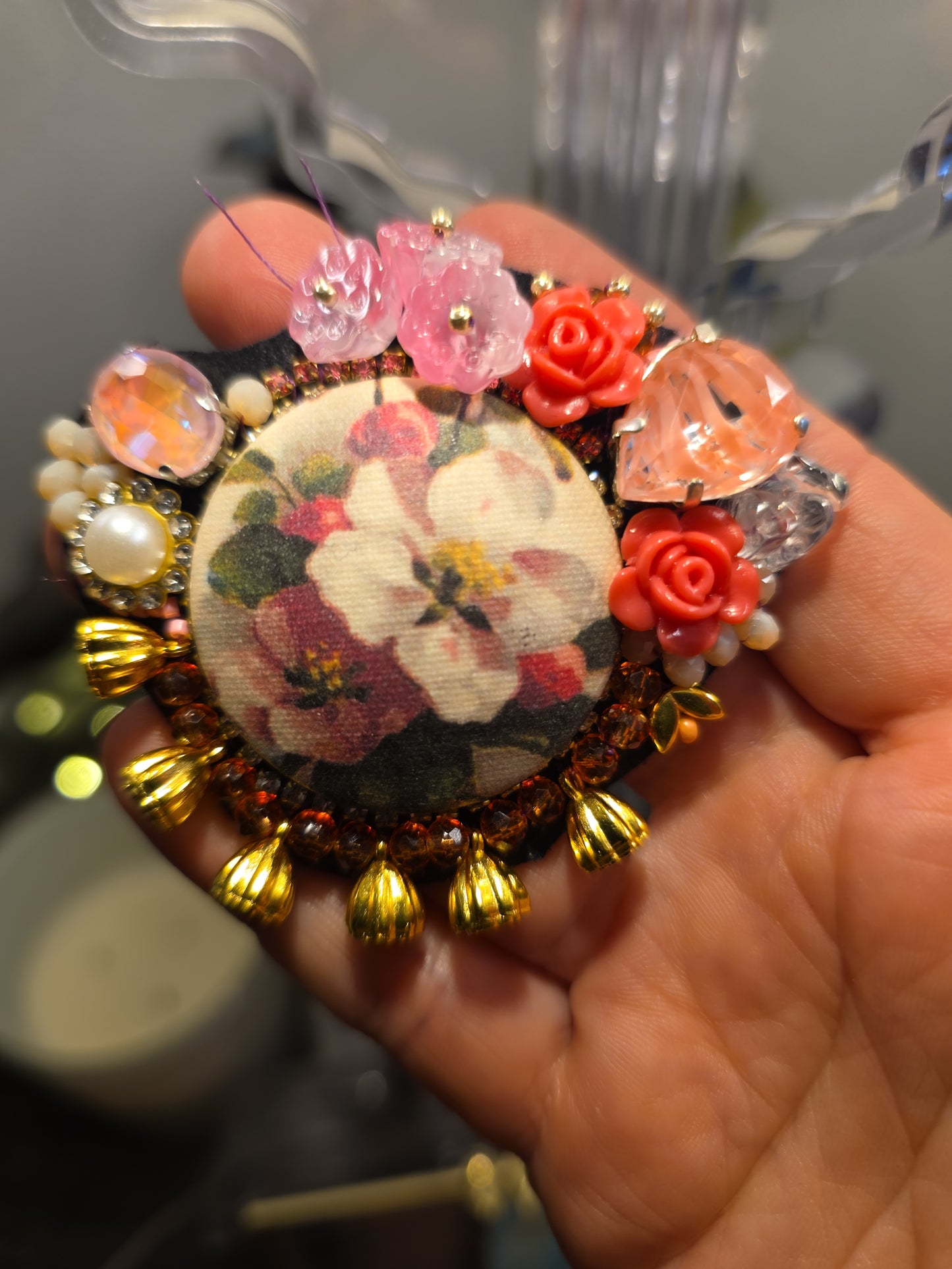 Fleurs d'églantier / broche brodée à la main