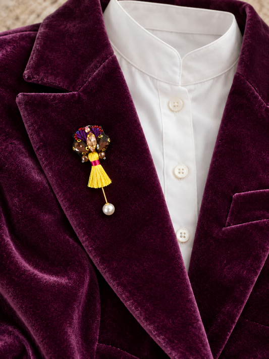 The Radiant — Embroidered brooch with tassel
Les Petits Trésors Collection
