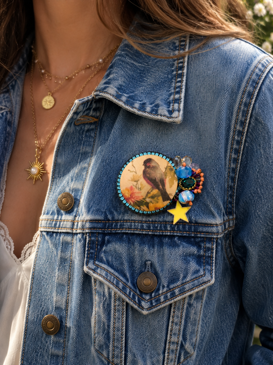 Le porte bonheur étoilé. Broche brodée à la main