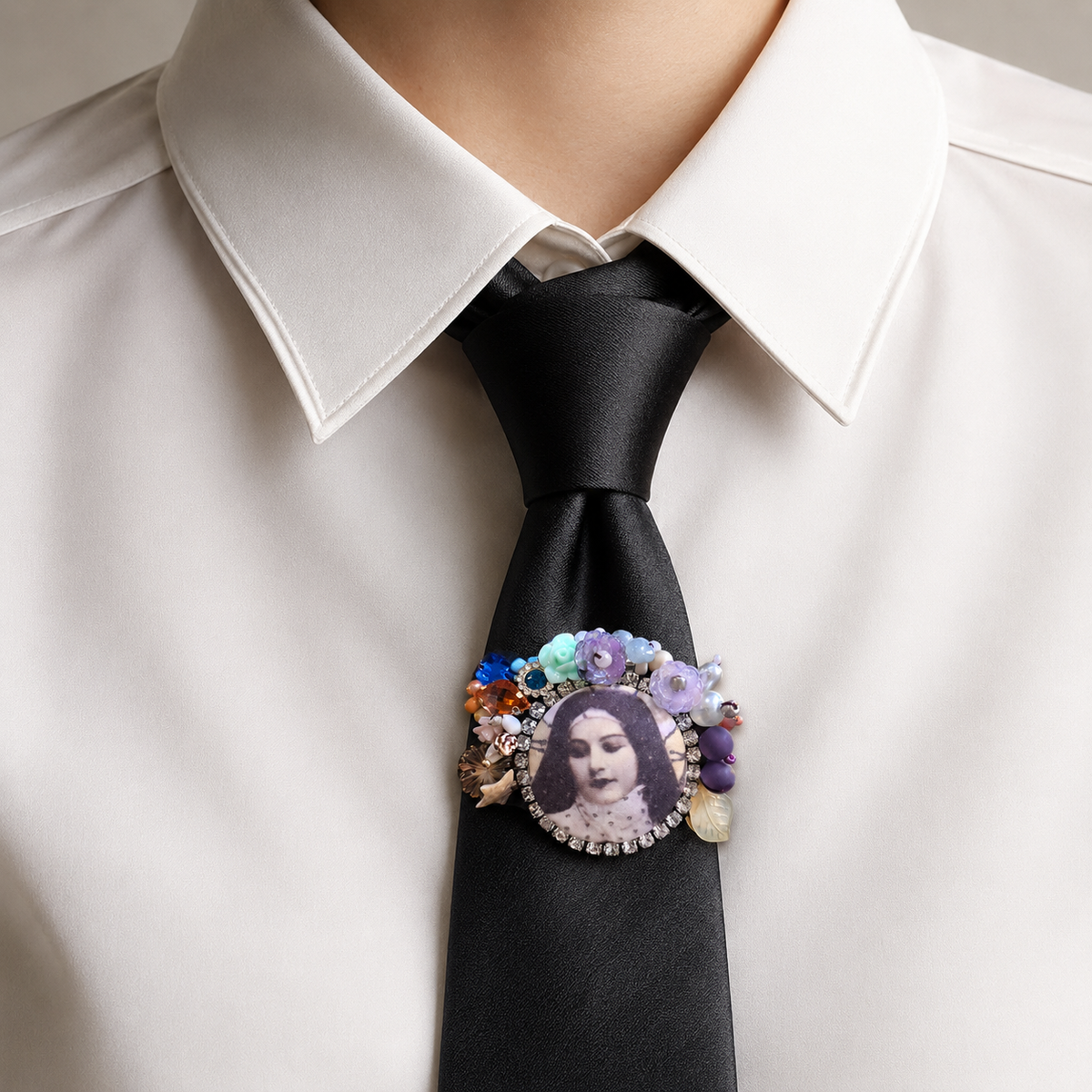 Sous la protection de Thérèse — Broche brodée à la main