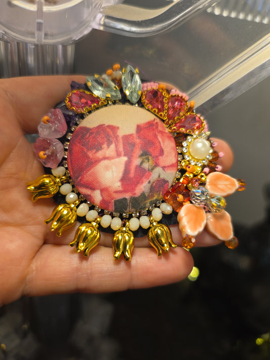 Rosita. Broche brodée à la main