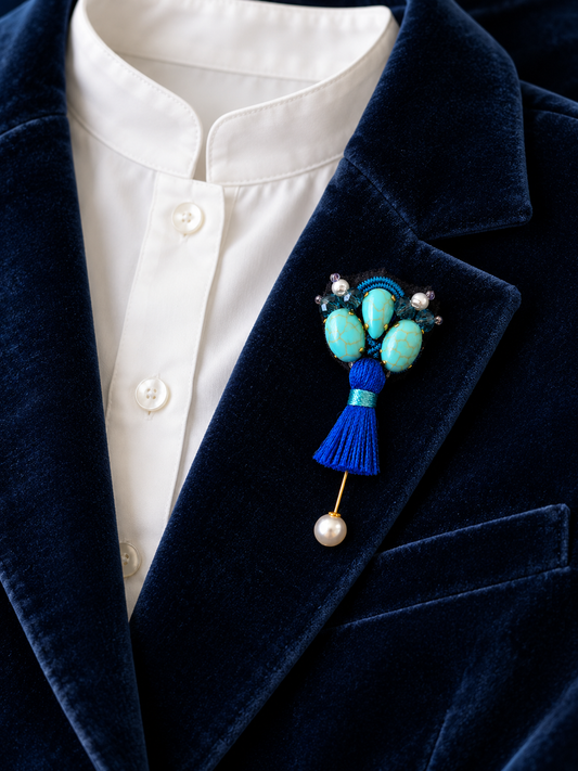 La Vagabonde — Embroidered tassel brooch

Les Petits Trésors Collection