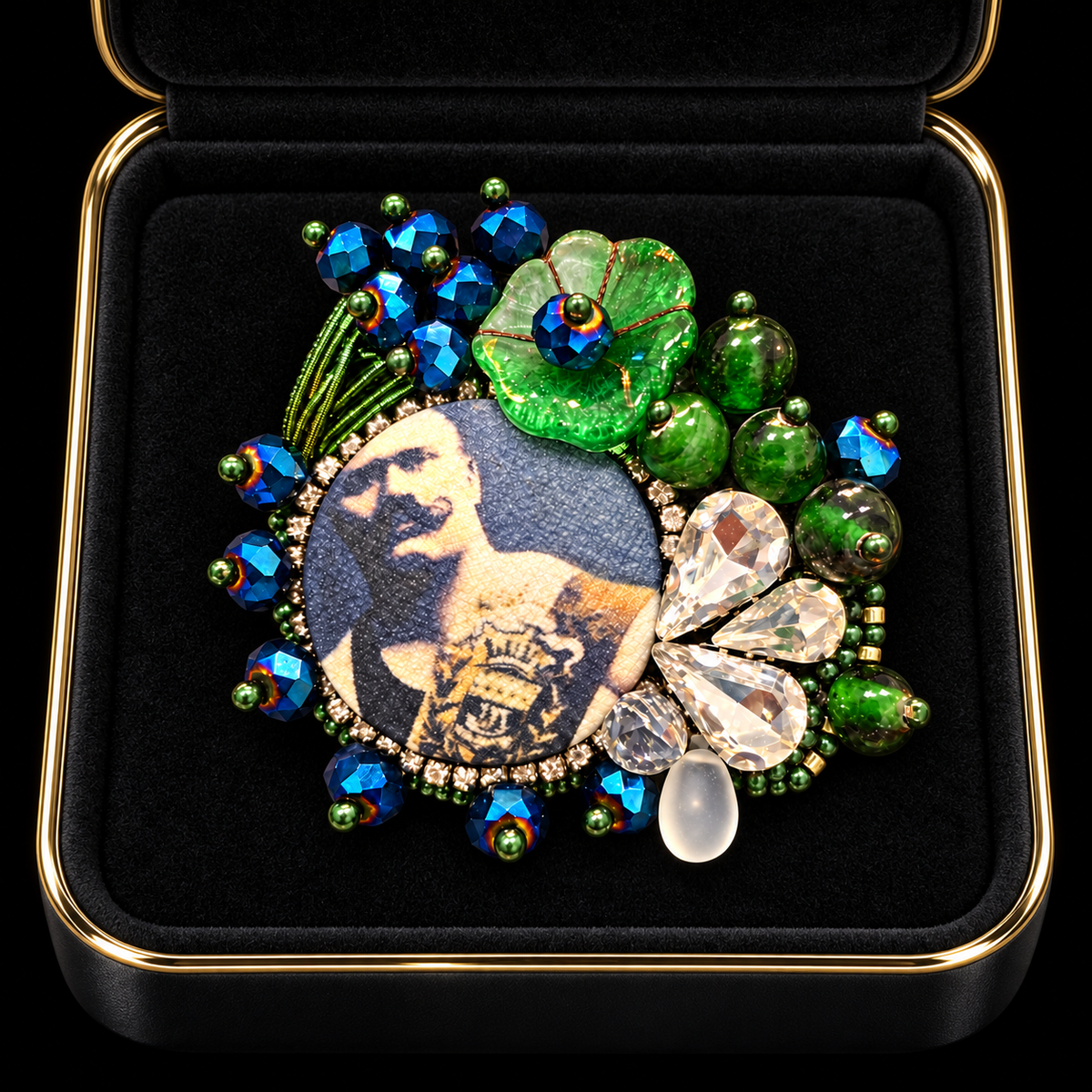 Broche brodée Moustache – Pièce unique