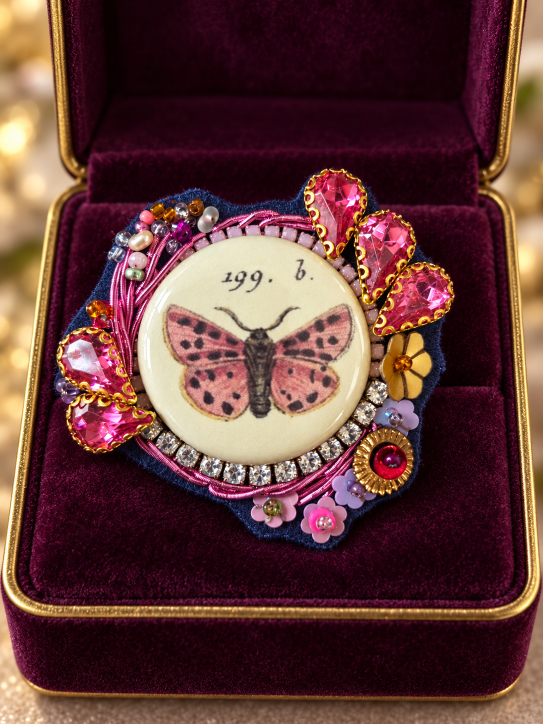 Le Messager des beaux jours — Broche brodée à la main