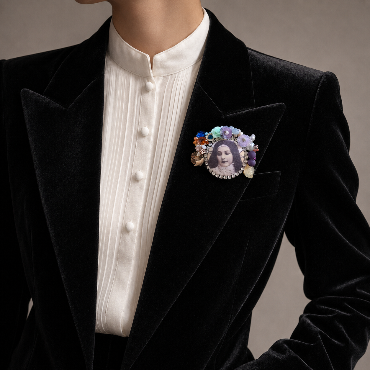 Sous la protection de Thérèse — Broche brodée à la main