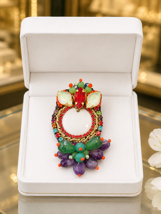 Broche brodée avec cœur en porcelaine de Limoges | Collection Éclats nomades