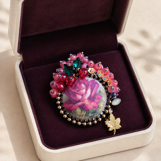 Léonie — Broche fleurie brodée à la main