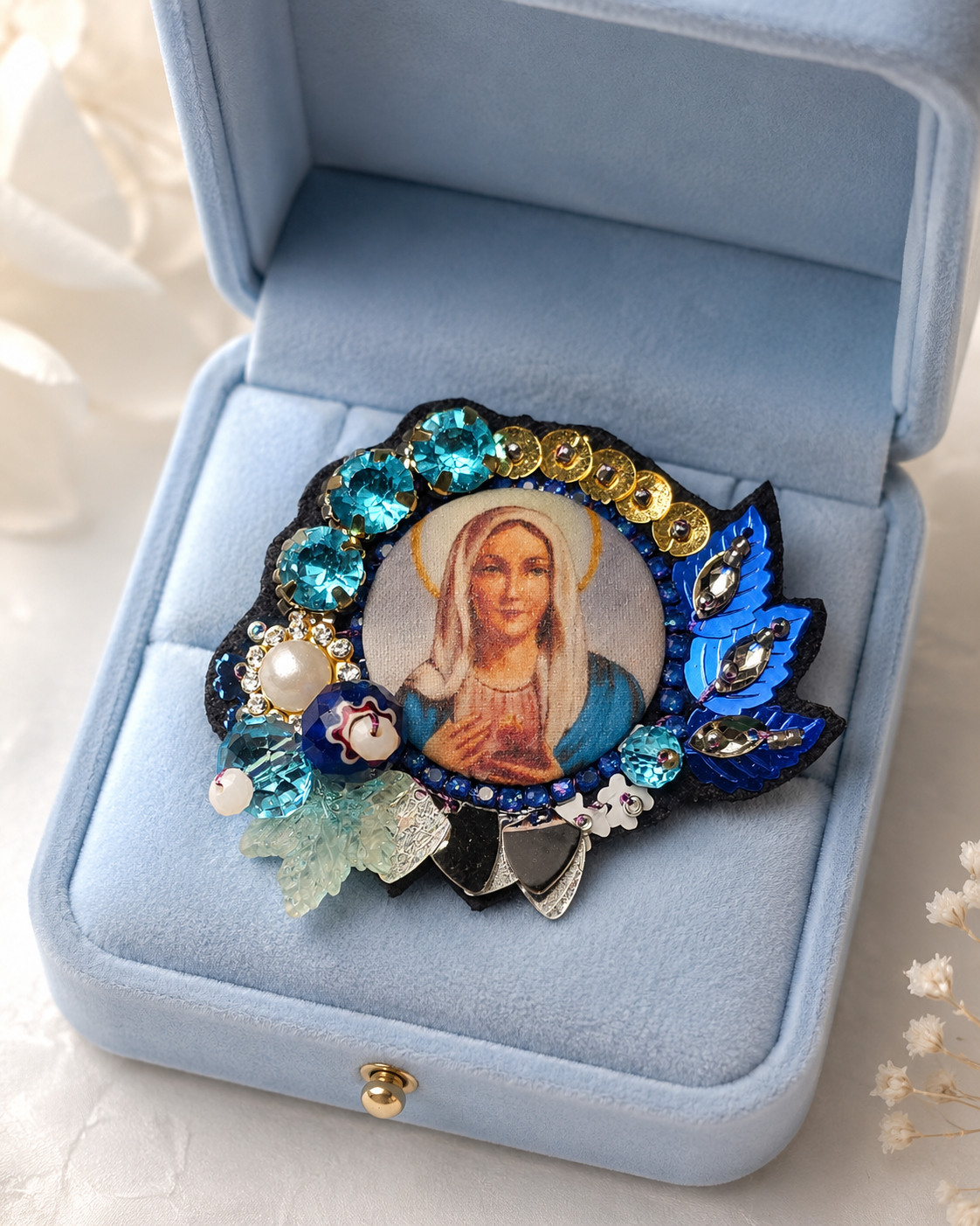 Broche brodée à la main • Madone Céleste