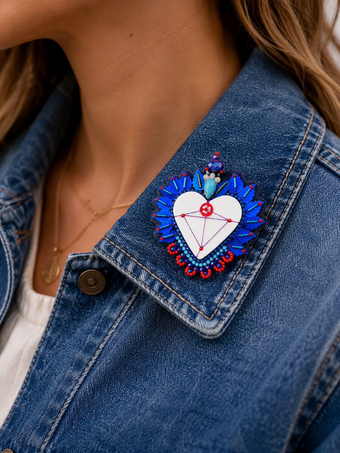 Broche brodée Cœur Azur en porcelaine de Limoges
