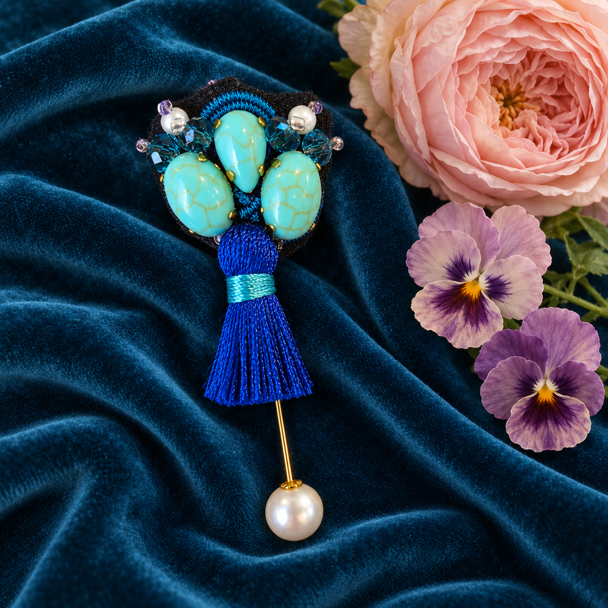 La Vagabonde — Fibule brodée à pompon

Collection Les Petits Trésors