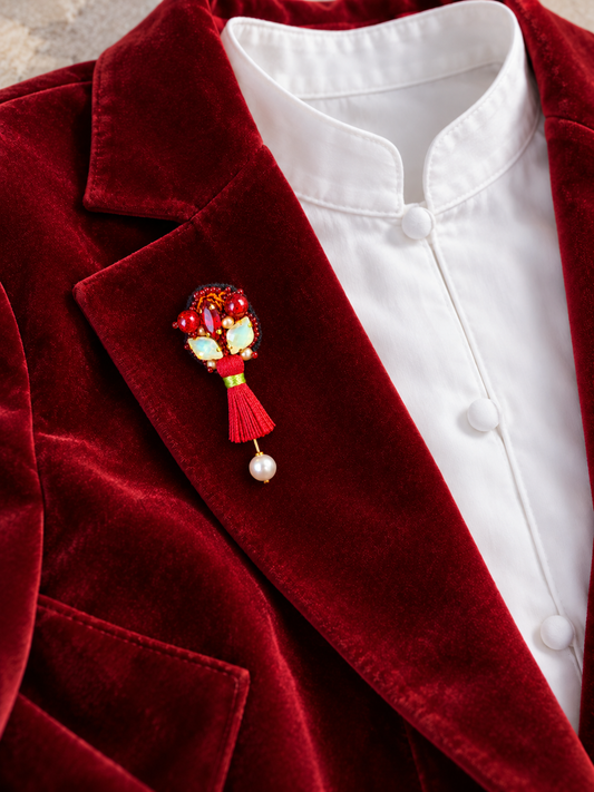 La Mutine — Embroidered brooch with tassel

Les Petits Trésors Collection