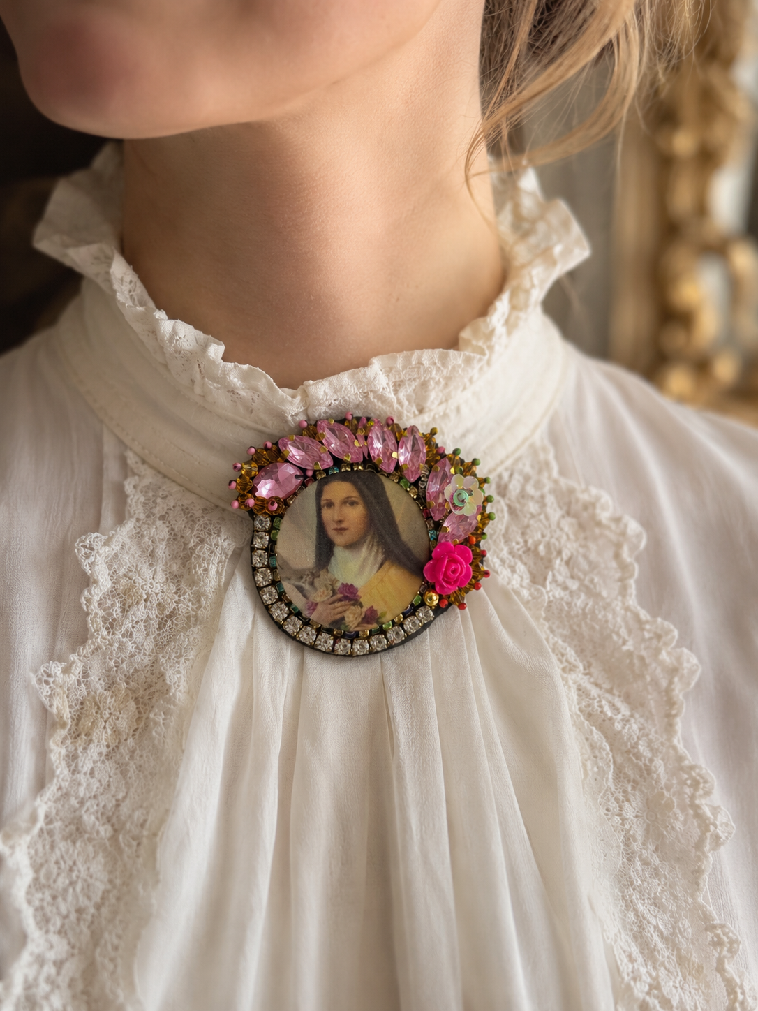 Broche brodée à la main – Rose d’Antan
