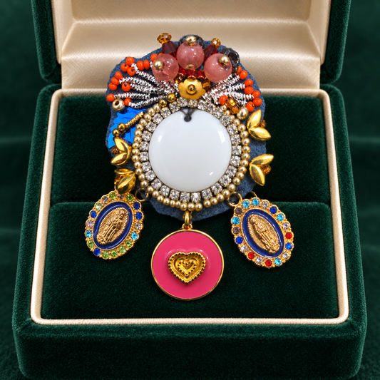 Broche Madame Manouche – pièce unique brodée à la main