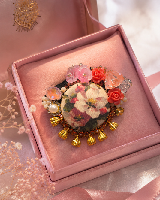 Fleurs d'églantier / broche brodée à la main