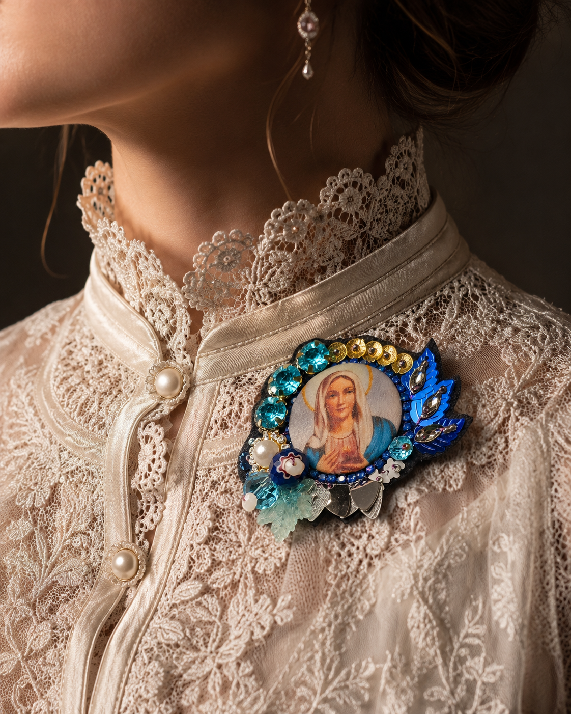 Broche brodée à la main • Madone Céleste