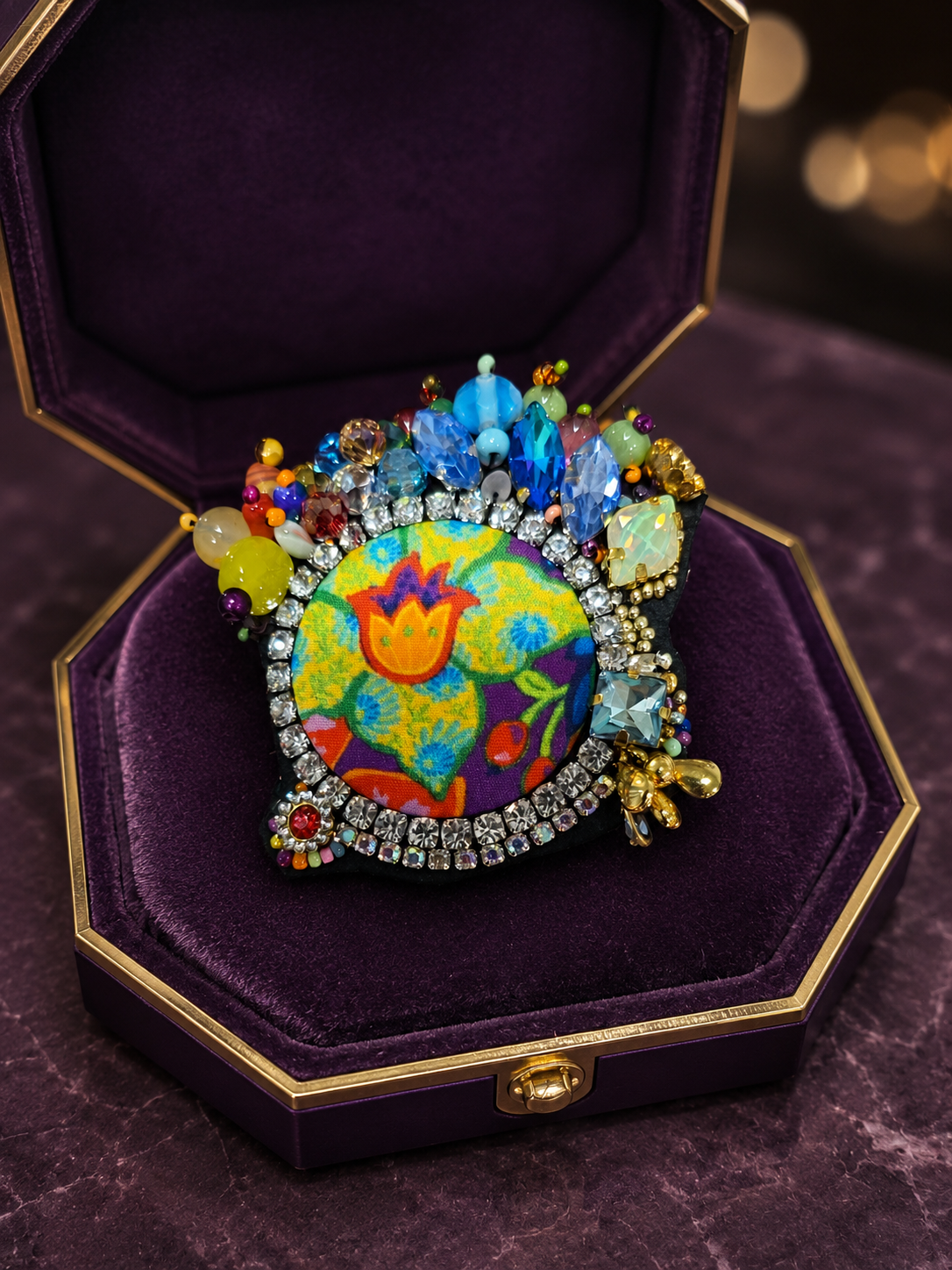 Broche brodée Esmeralda – Collection Manouche