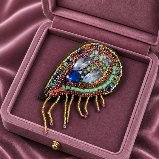 L’Oiseau de nuit — Broche brodée à la main