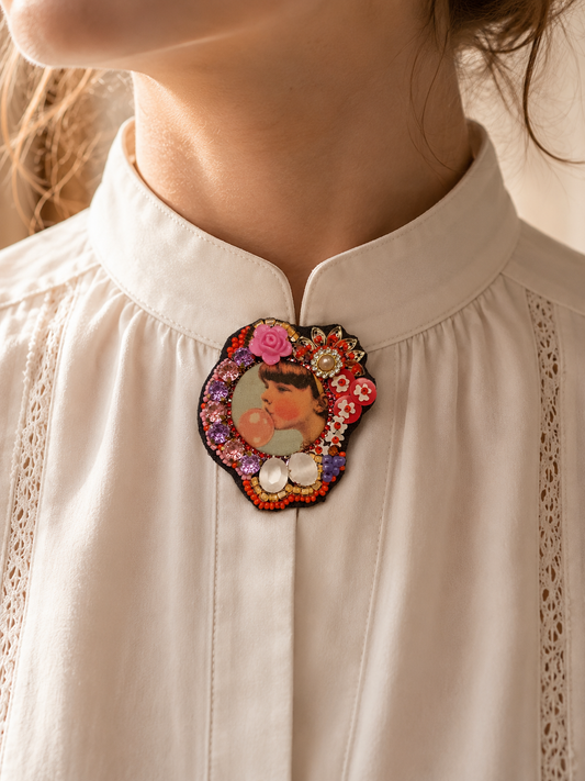 Broche artisanale brodée à la main "Jeune Fille au Bubble Gum"