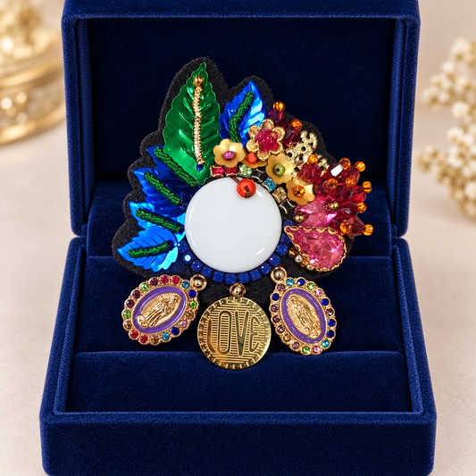 Madone Manouche — Broche brodée à la main