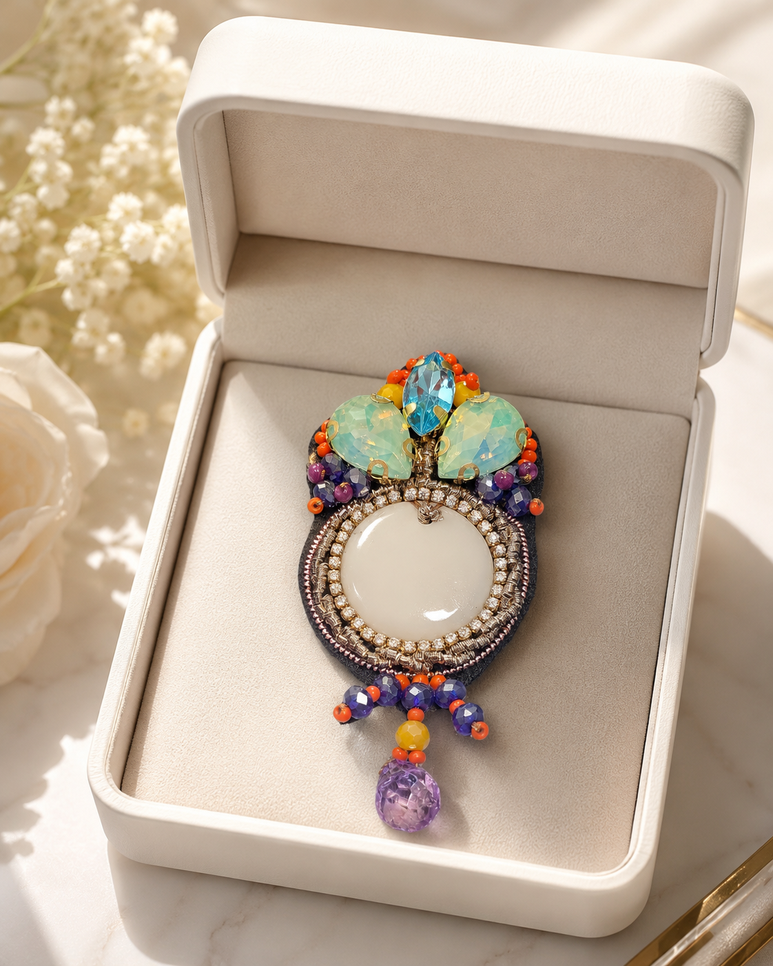Broche brodée avec cœur en porcelaine de Limoges | Collection Éclats nomades