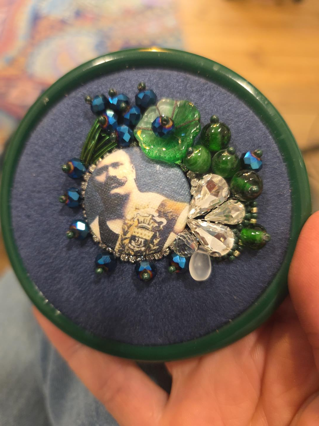 Broche brodée Moustache – Pièce unique