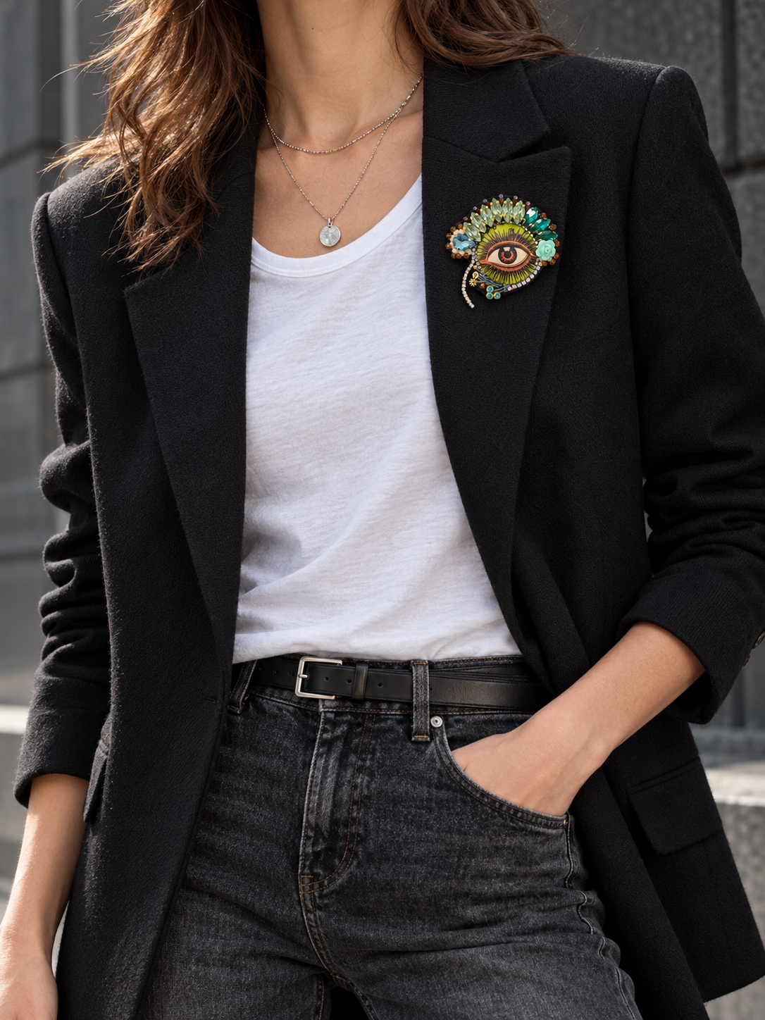 L’Œil de la Muse — Broche brodée à la main