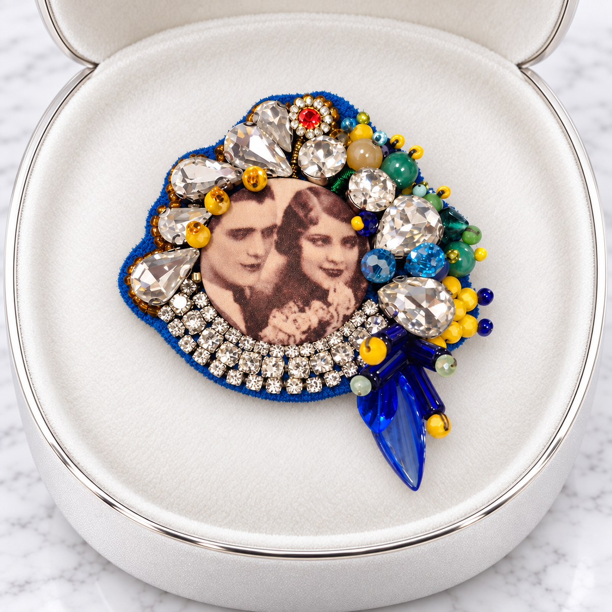 Broche brodée Les Inséparables – Pièce unique