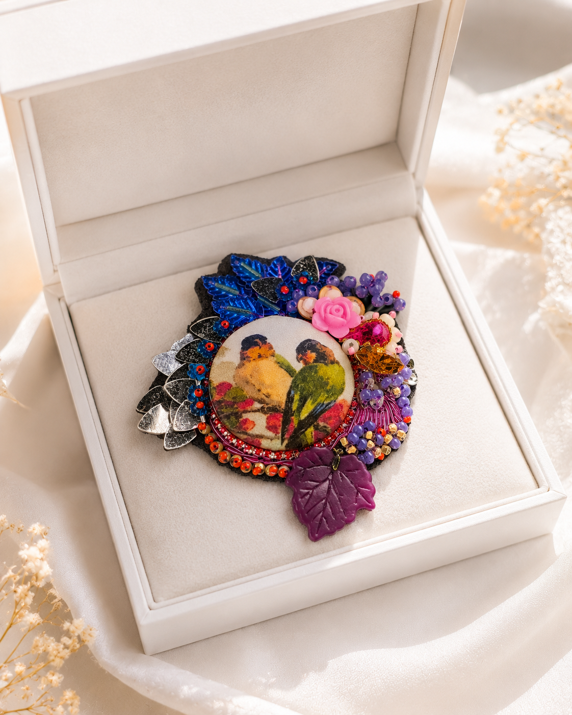 Broche artisanale « Les Inséparables » 🕊️