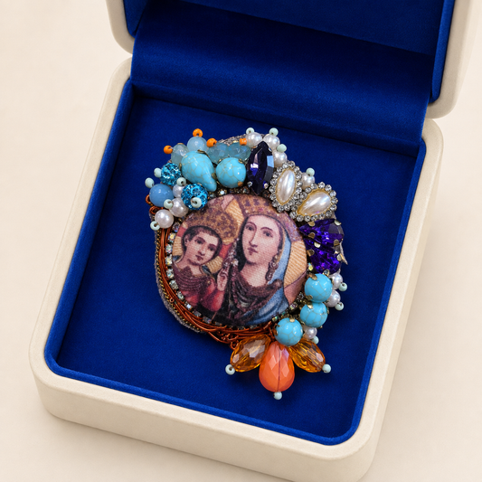 Marie, veille sur moi — Broche brodée à la main