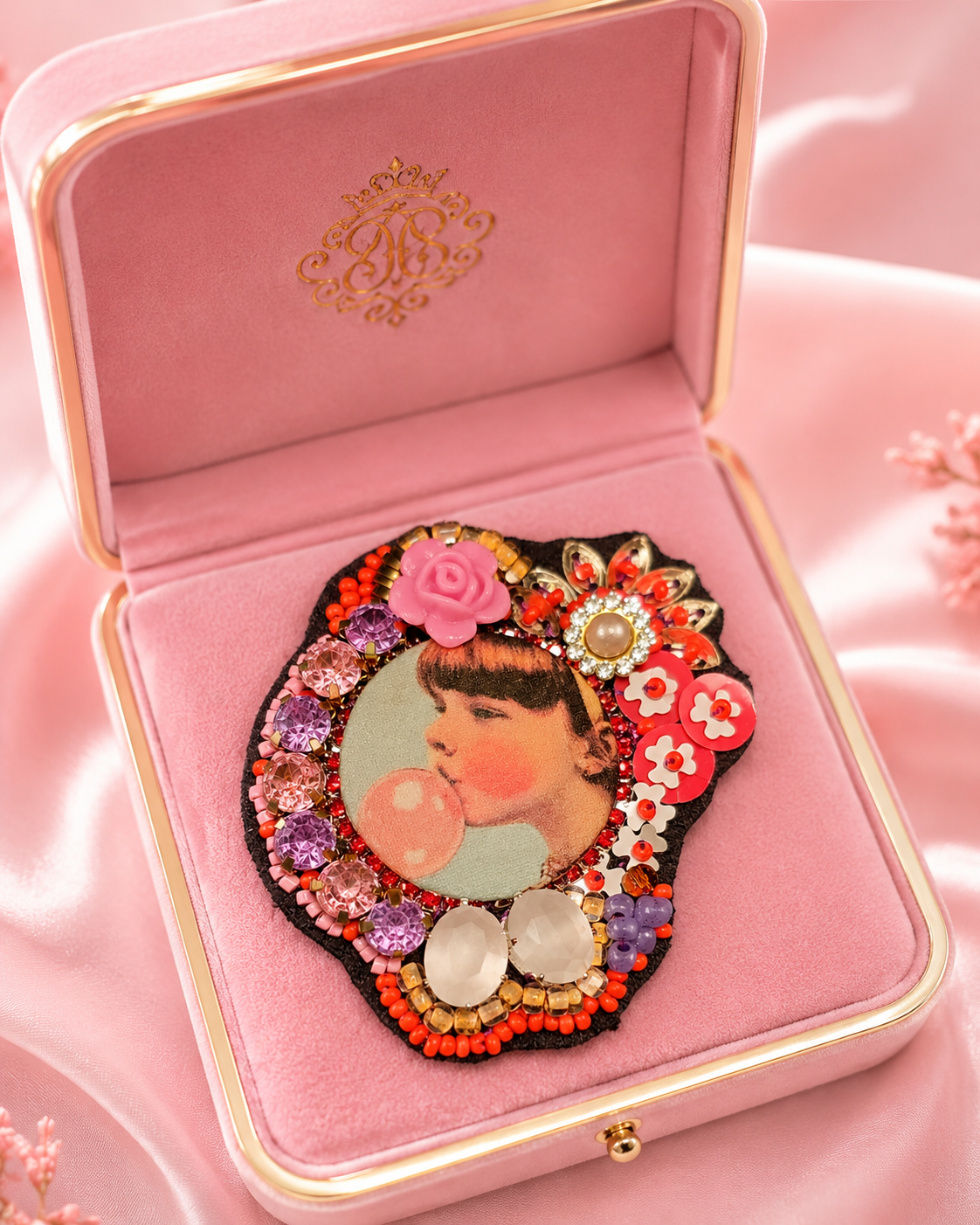 Broche artisanale brodée à la main "Jeune Fille au Bubble Gum"