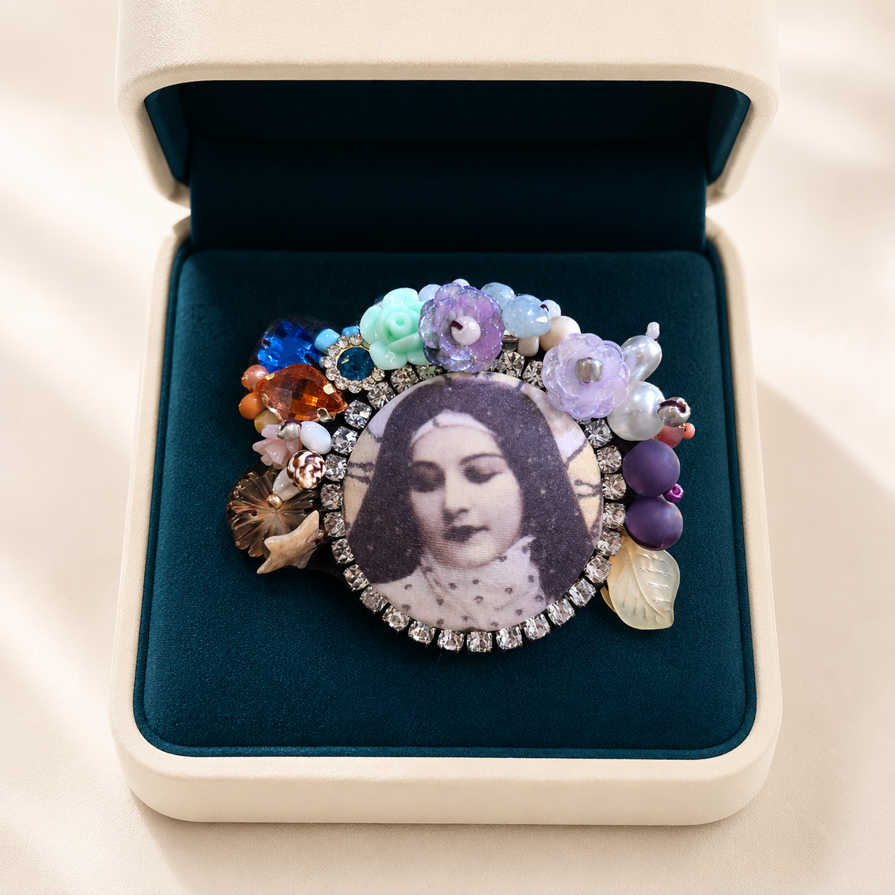 Sous la protection de Thérèse — Broche brodée à la main