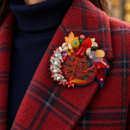 Flamboyance — Broche brodée à la main