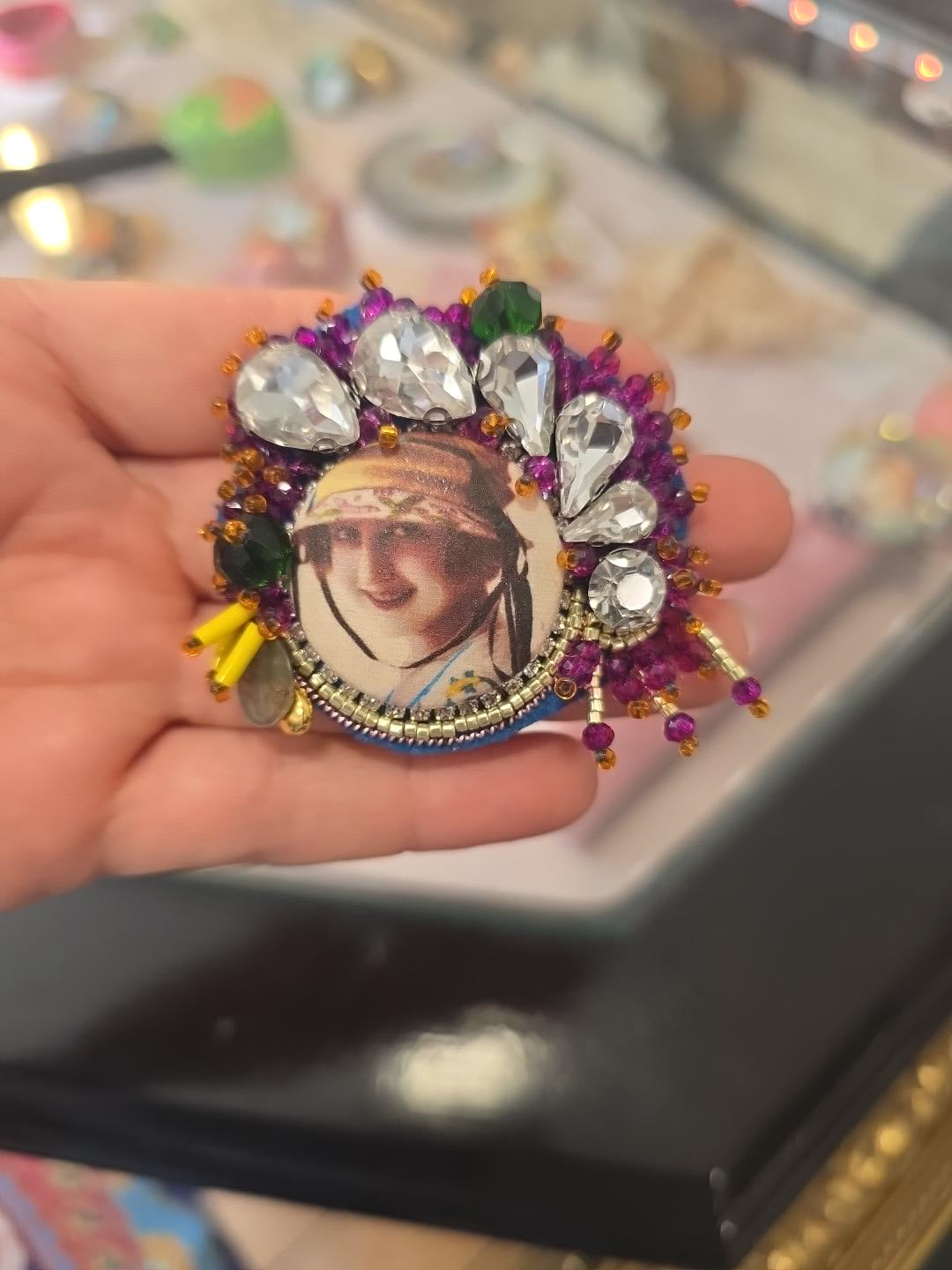Broche brodée Josefa – Pièce unique