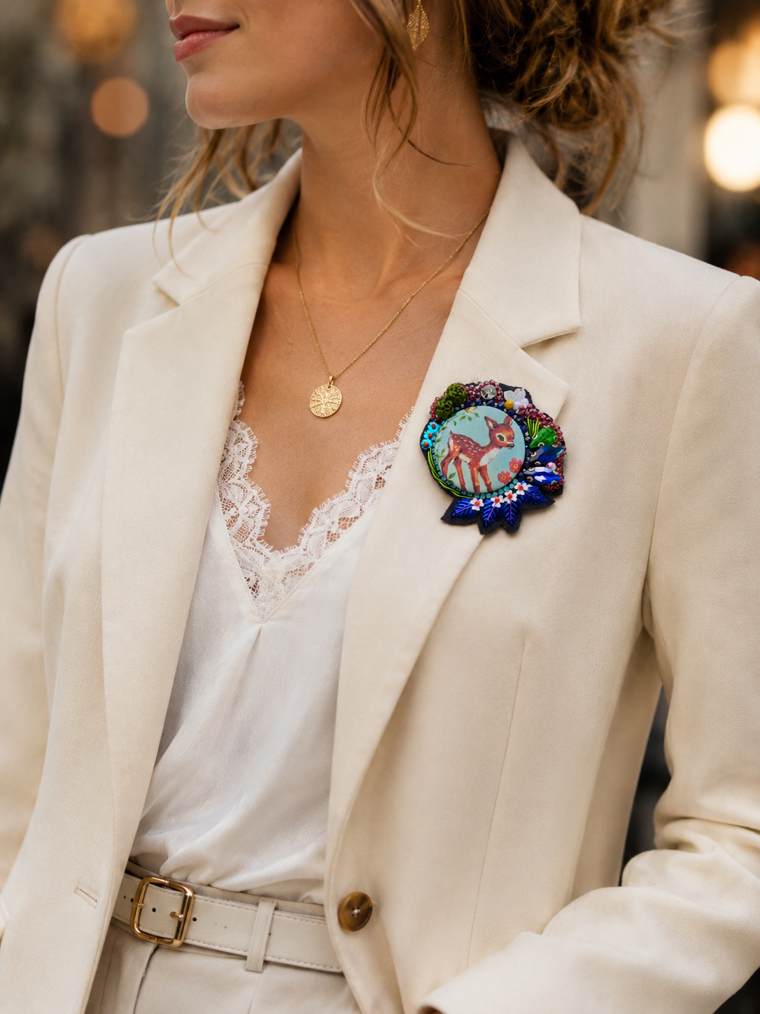 Broche Faon Vintage Brodée à la Main | Bijou textile poétique