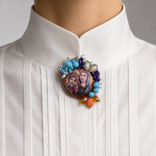 Marie, veille sur moi — Broche brodée à la main