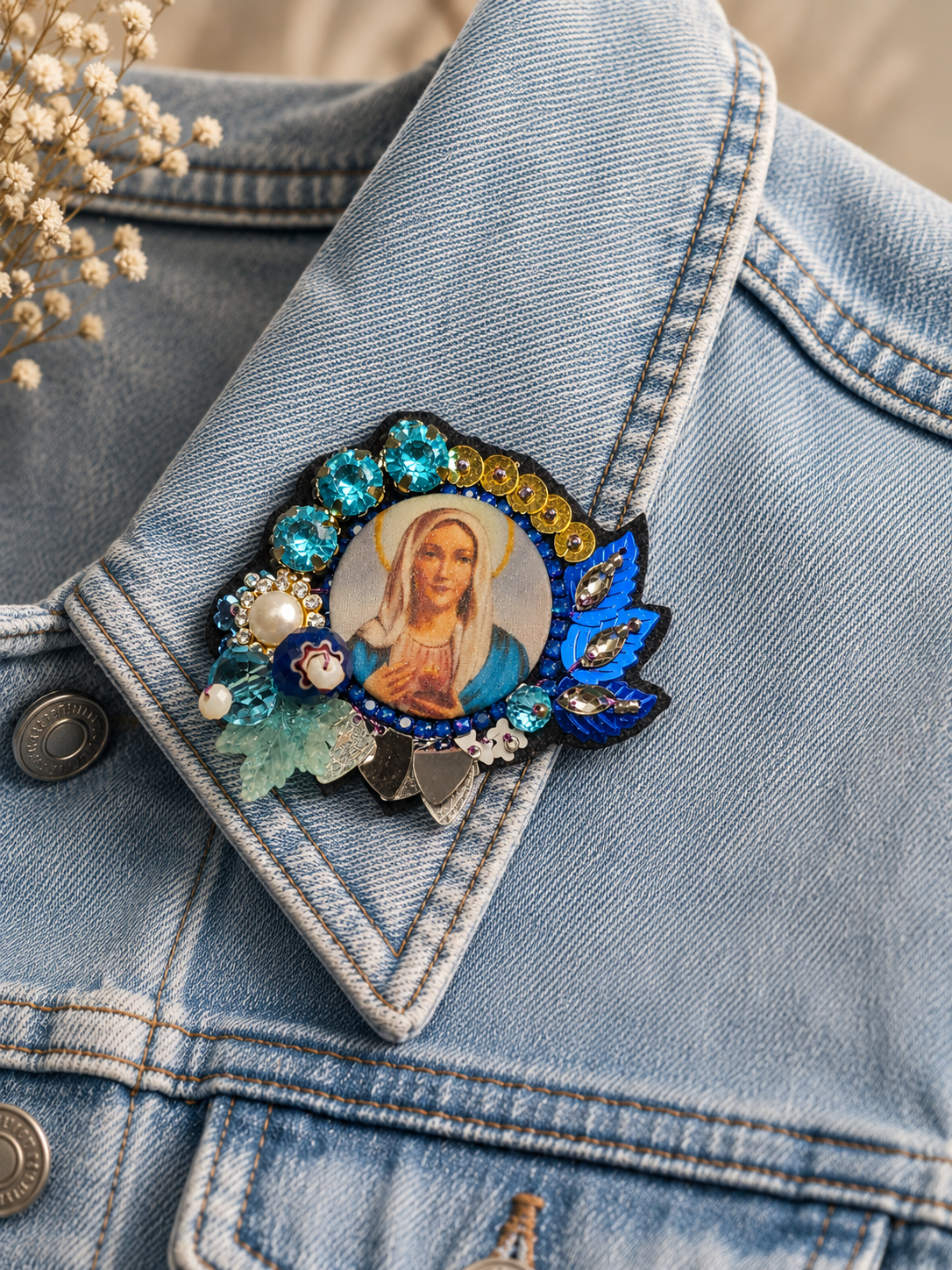 Broche brodée à la main • Madone Céleste