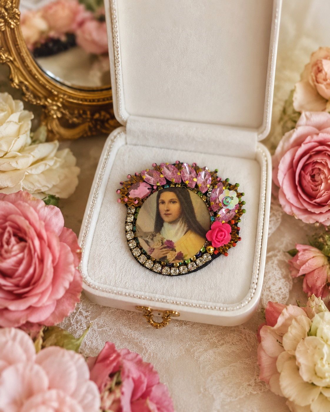Broche brodée à la main – Rose d’Antan