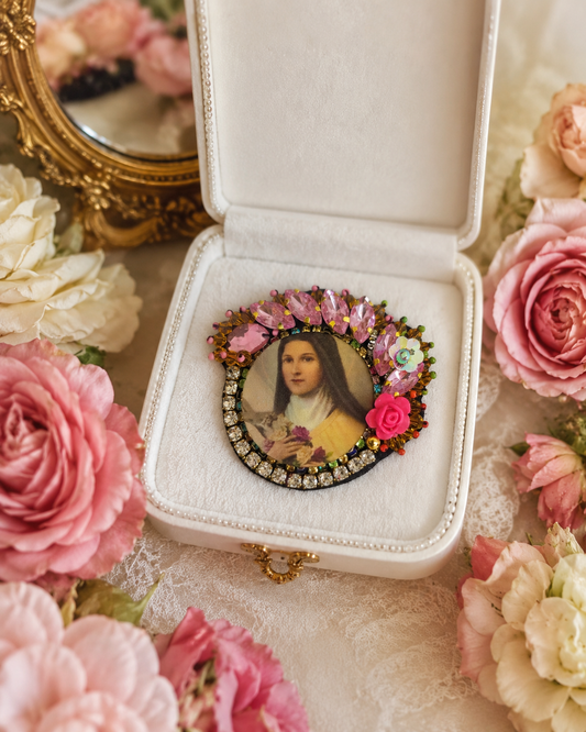Broche brodée à la main – Rose d’Antan