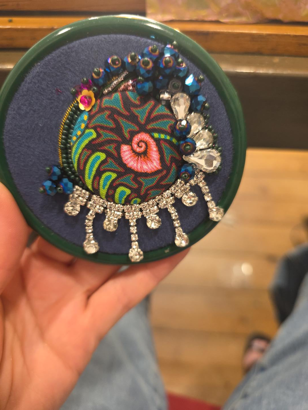 Esmeralda — Broche brodée, collection Manouche