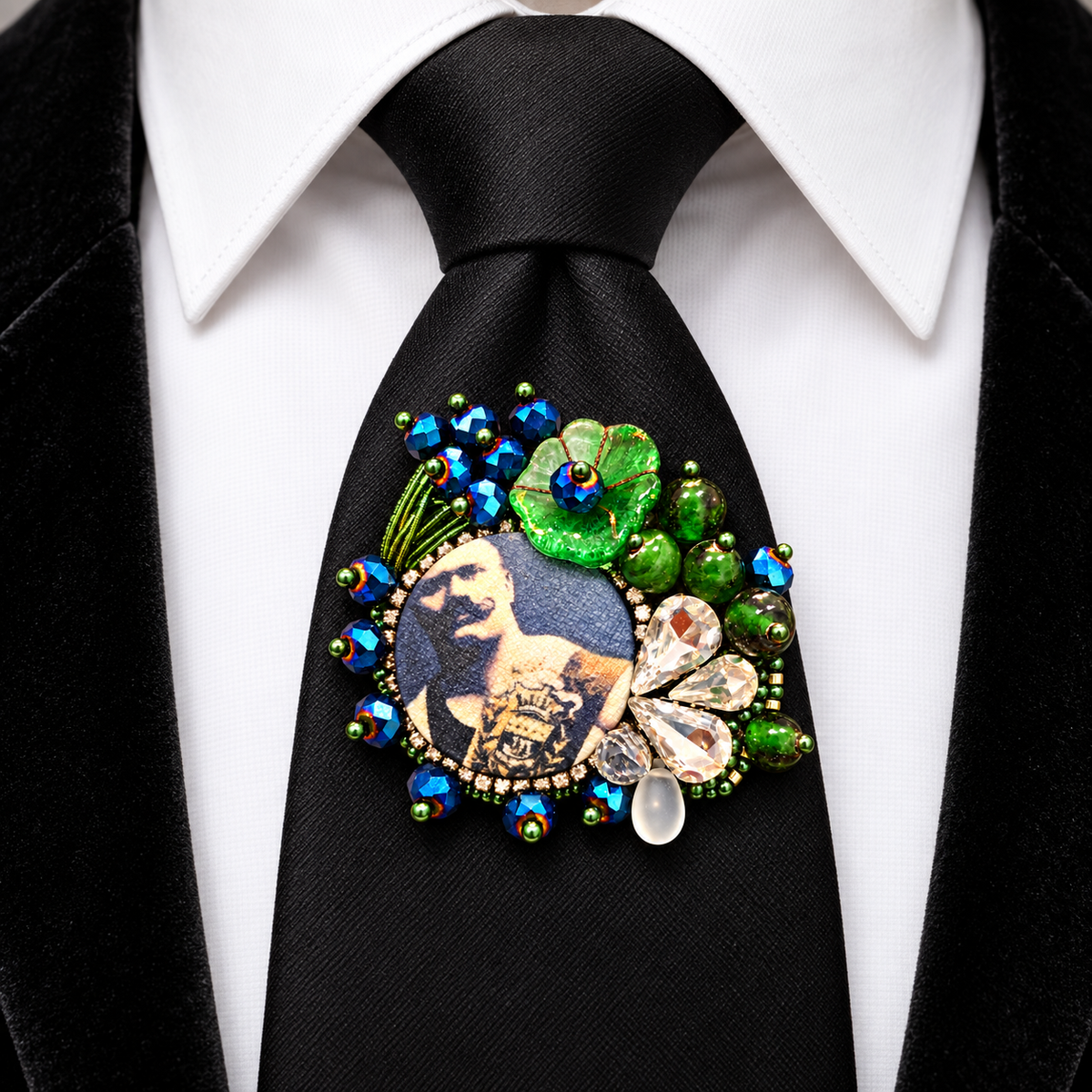 Broche brodée Moustache – Pièce unique