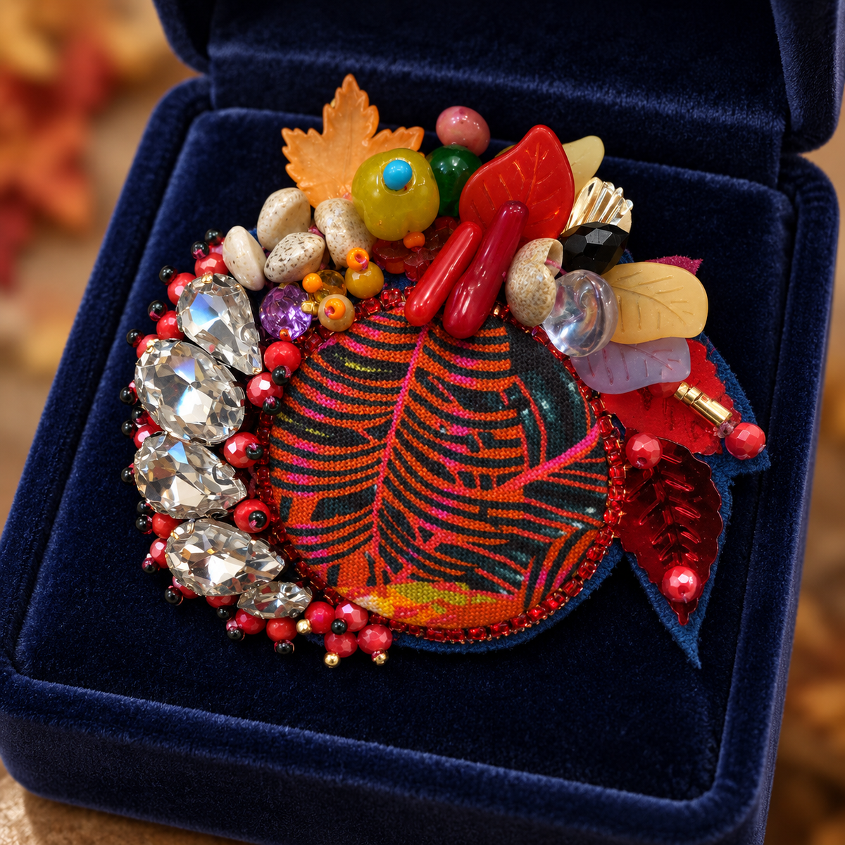 Flamboyance — Broche brodée à la main