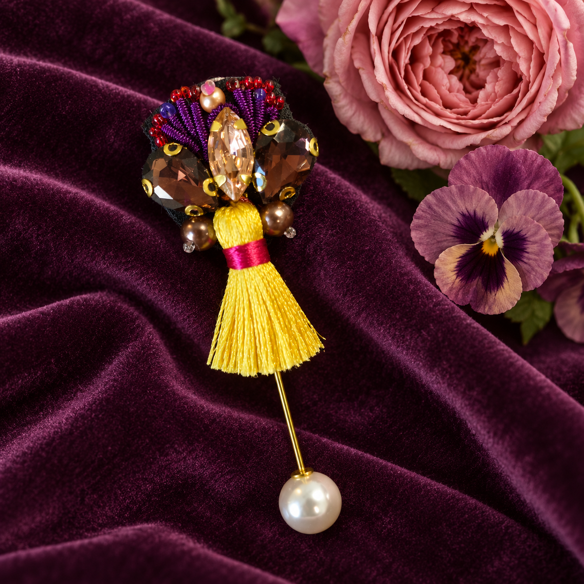 La Radieuse — Fibule brodée à pompon

Collection Les Petits Trésors