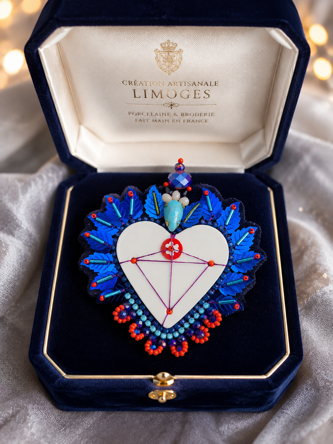 Broche brodée Cœur Azur en porcelaine de Limoges