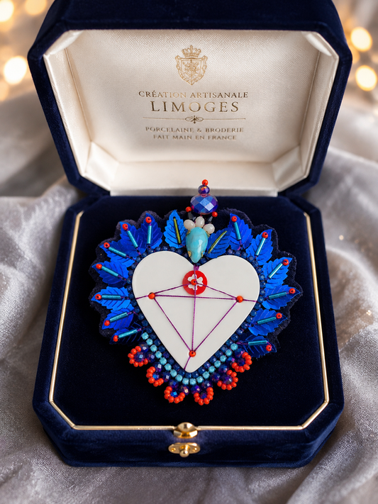 Broche brodée Cœur Azur en porcelaine de Limoges