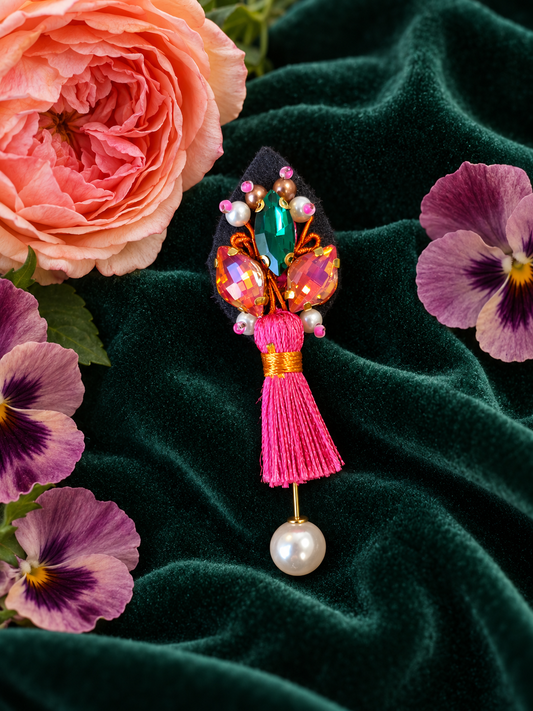 L’Enjouée — Embroidered tassel brooch

Les Petits Trésors Collection