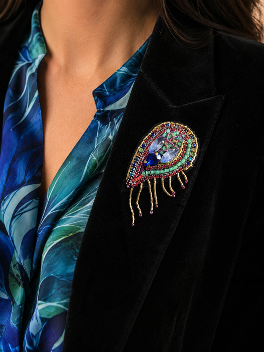 L’Oiseau de nuit — Broche brodée à la main